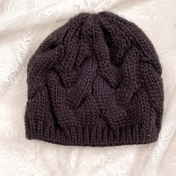 Accessories - Black braided knit beanie